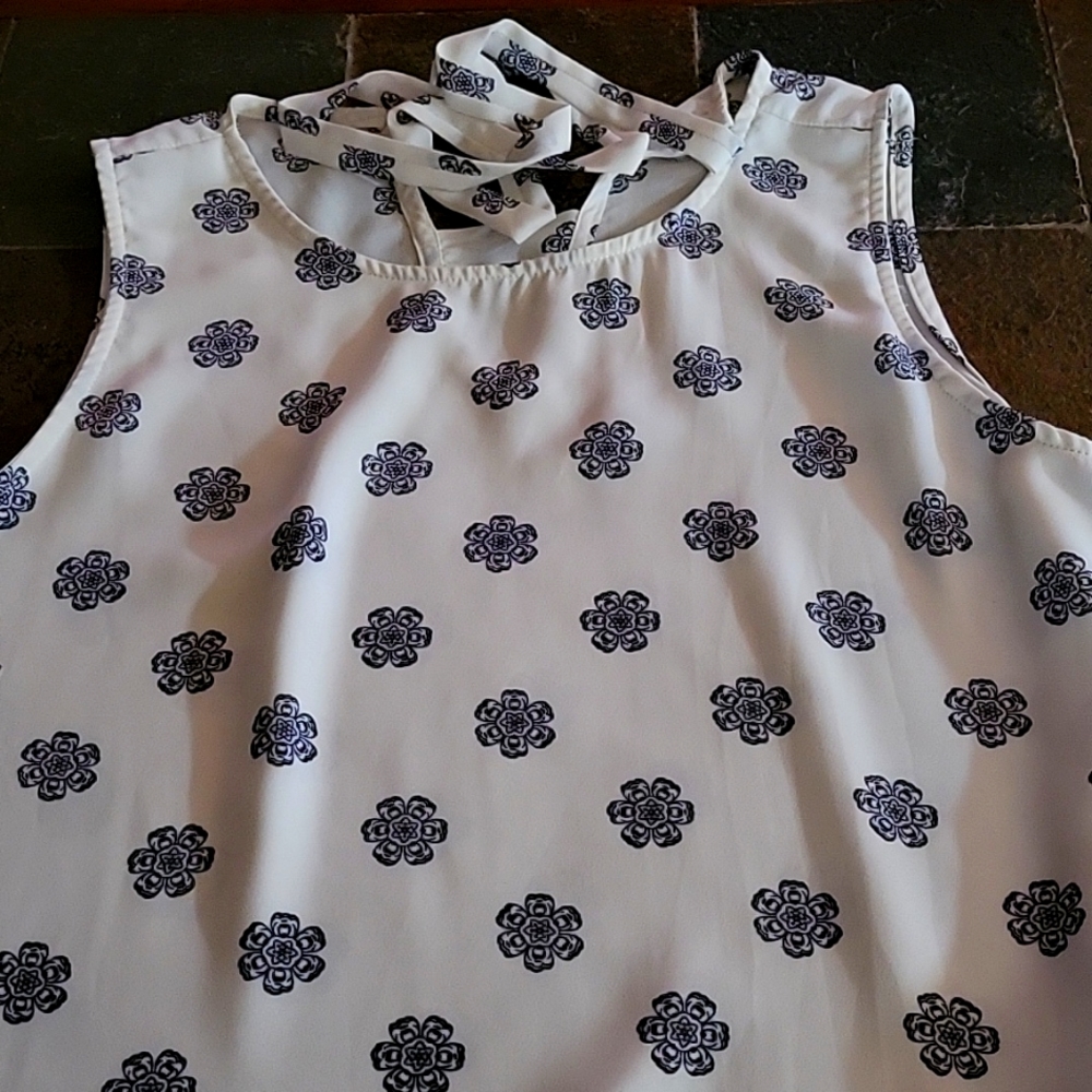 Stitchfix Sleeveless top. NEW size medium. Tie back at the neck.